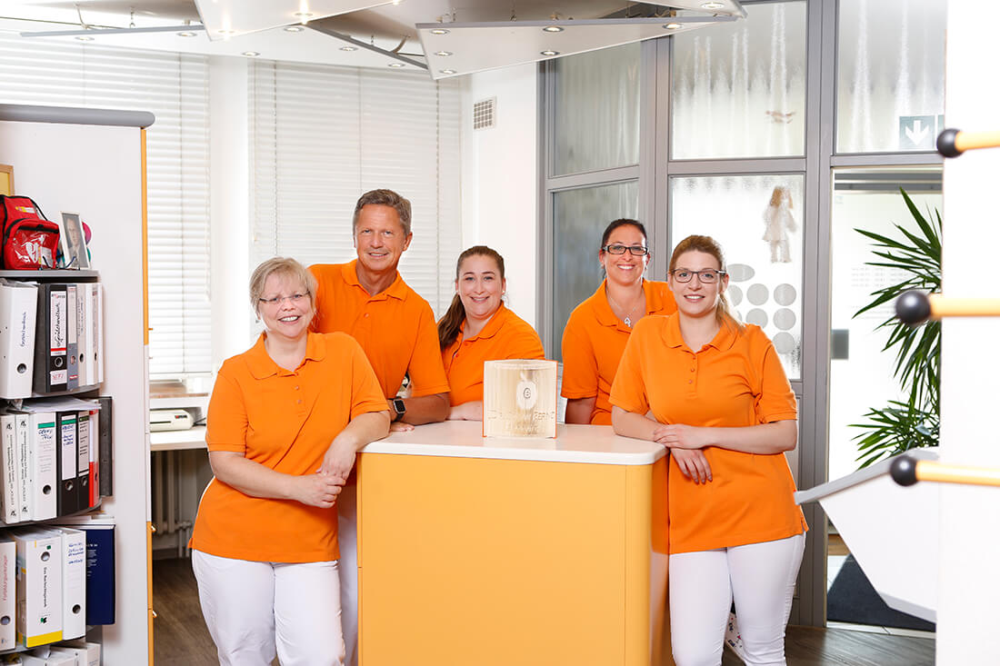 Günstiger Zahnersatz Kassel in Guxhagen – Dr. Bernd – unser Team am Empfang der Praxis Günstiger Zahnersatz Kassel in Guxhagen - Dr. Bernd - unser Team am Empfang der Praxis